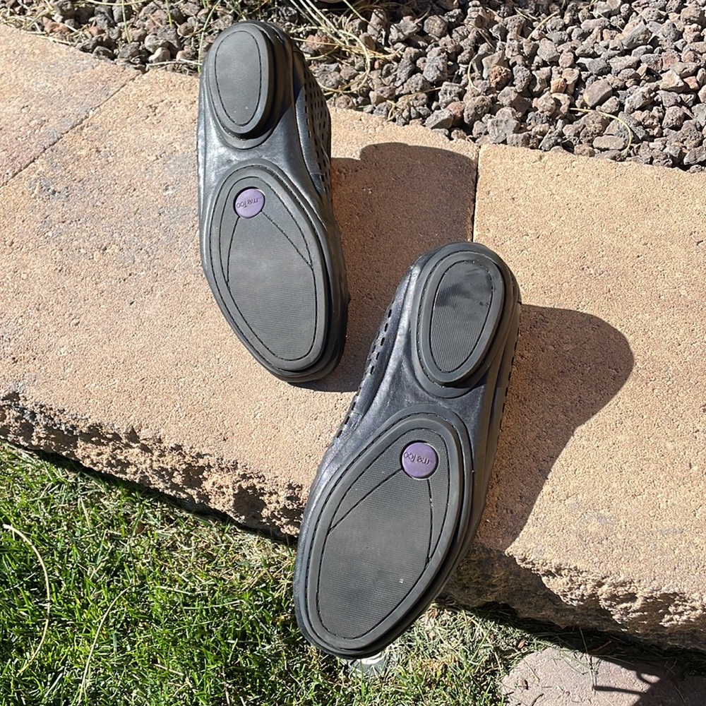 Me Too slip ons size 9 - Picture 5 of 7